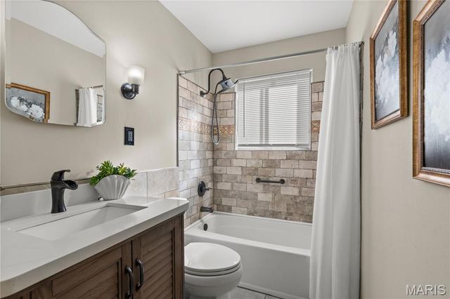 9800 Tullamoor Drive, St Louis, MO 63136