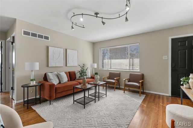 9800 Tullamoor Drive, St Louis, MO 63136