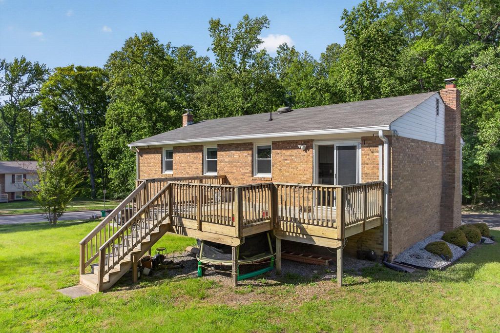 Image 2 of property listing at 9015 DIXON DR, Clinton, MD 20735