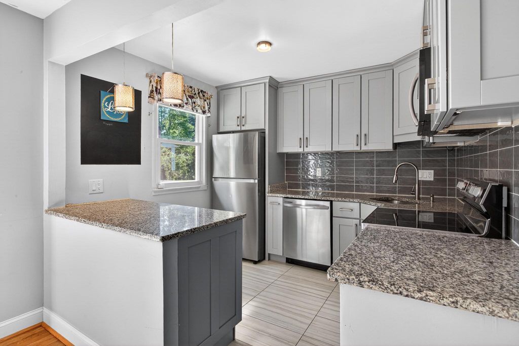 Image 11 of property listing at 9015 DIXON DR, Clinton, MD 20735