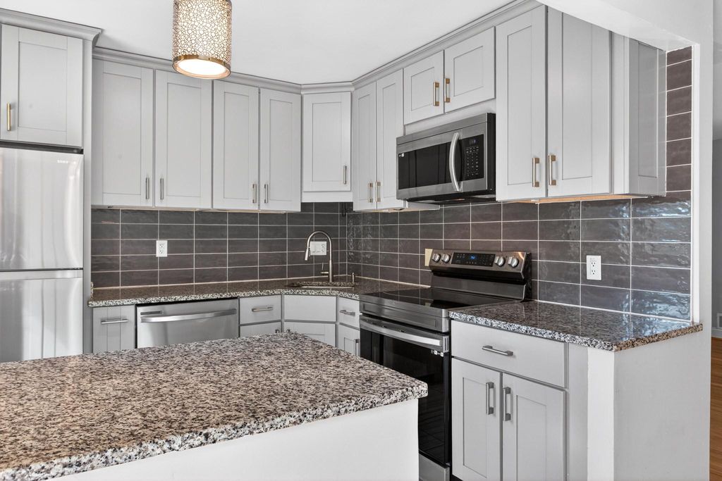 Image 12 of property listing at 9015 DIXON DR, Clinton, MD 20735