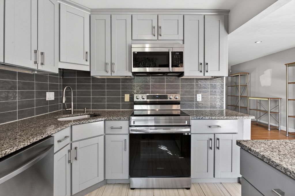 Image 13 of property listing at 9015 DIXON DR, Clinton, MD 20735