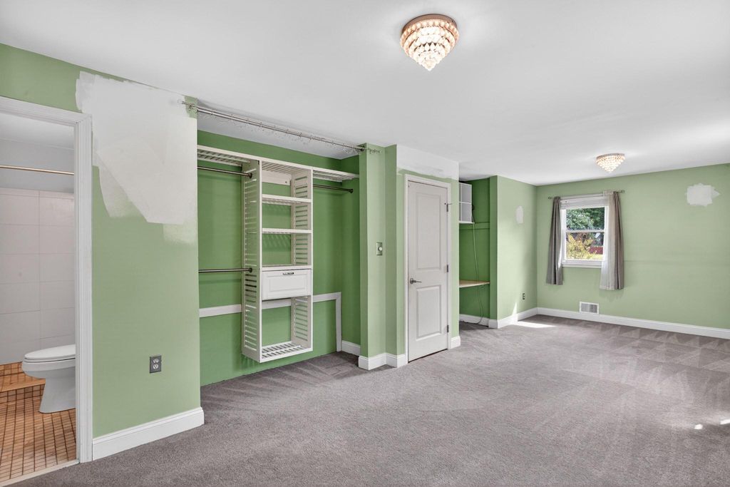 Image 14 of property listing at 9015 DIXON DR, Clinton, MD 20735