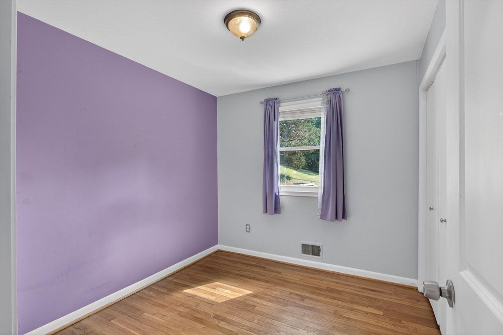 Image 15 of property listing at 9015 DIXON DR, Clinton, MD 20735