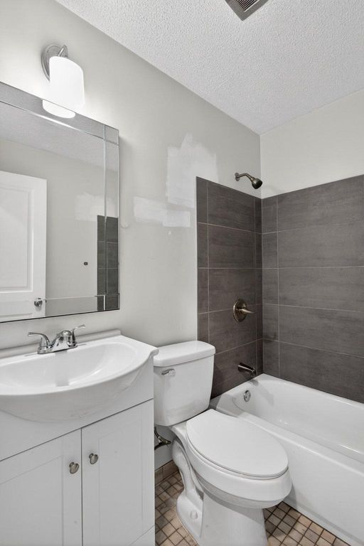 Image 16 of property listing at 9015 DIXON DR, Clinton, MD 20735