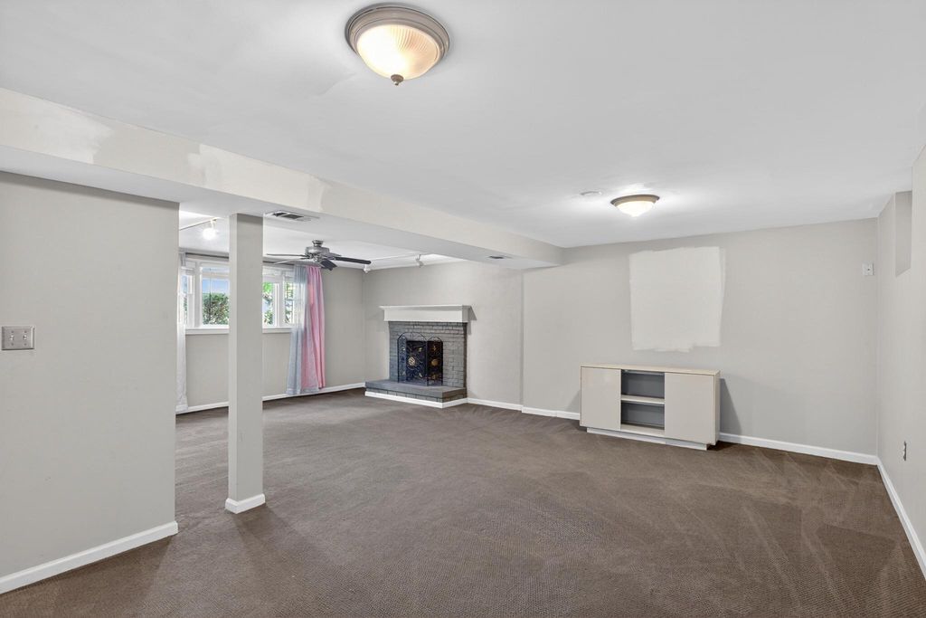 Image 17 of property listing at 9015 DIXON DR, Clinton, MD 20735