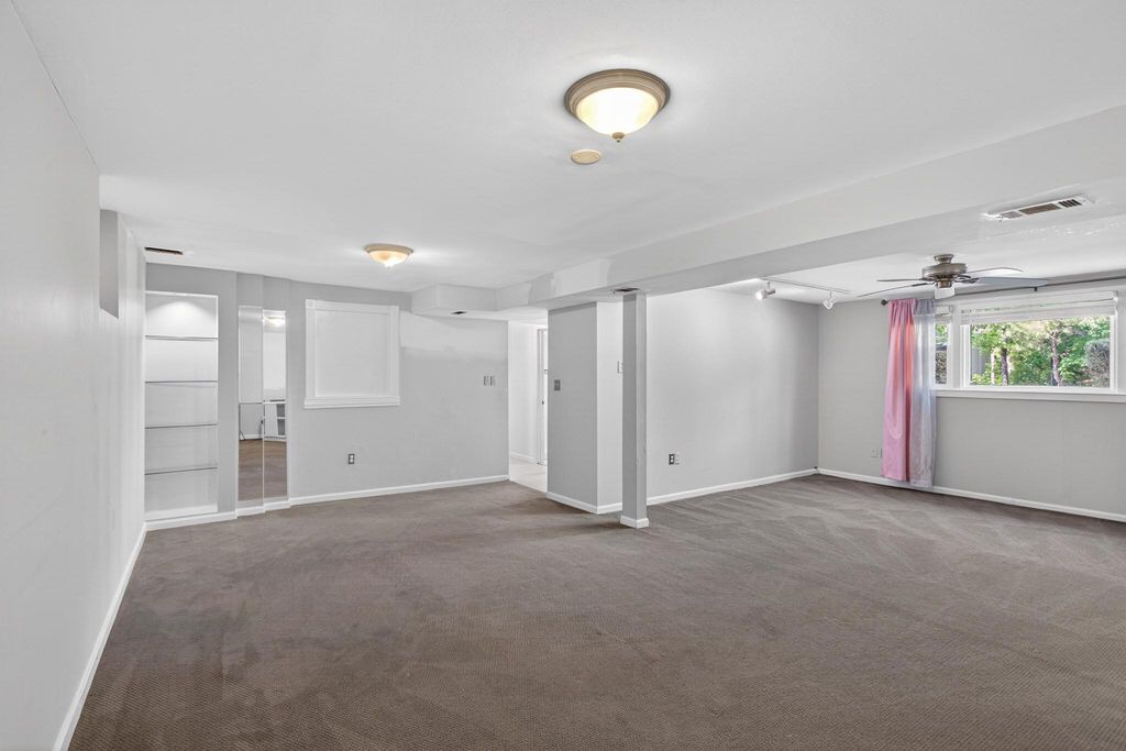 Image 18 of property listing at 9015 DIXON DR, Clinton, MD 20735