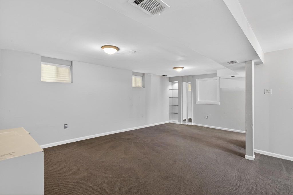 Image 19 of property listing at 9015 DIXON DR, Clinton, MD 20735