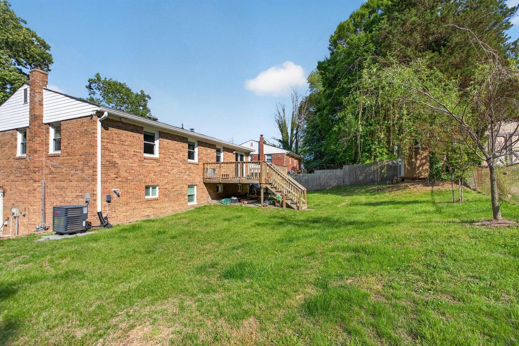 Image 3 of property listing at 9015 DIXON DR, Clinton, MD 20735