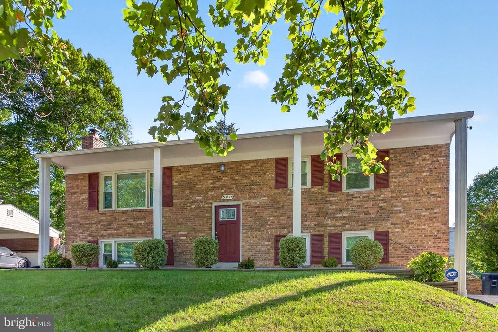 Image 21 of property listing at 9015 DIXON DR, Clinton, MD 20735