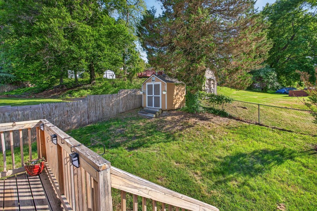 Image 4 of property listing at 9015 DIXON DR, Clinton, MD 20735