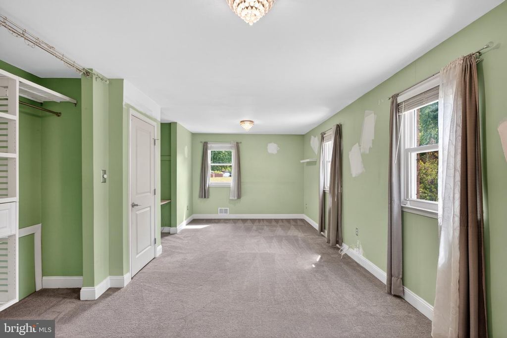 Image 6 of property listing at 9015 DIXON DR, Clinton, MD 20735
