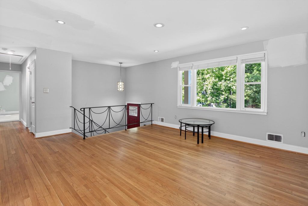 Image 7 of property listing at 9015 DIXON DR, Clinton, MD 20735