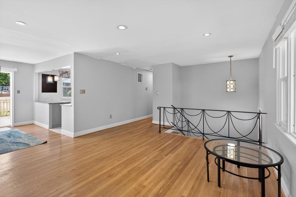 Image 8 of property listing at 9015 DIXON DR, Clinton, MD 20735