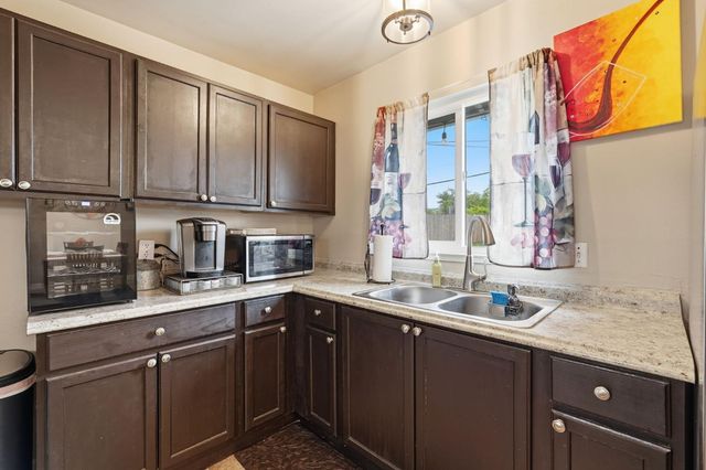7112 Delhaven Way, North Highlands, CA 95660