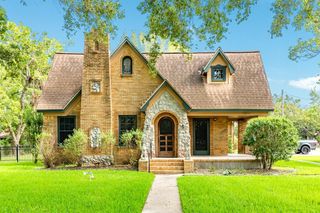 229 E Cedar Street, Angleton, TX 77515