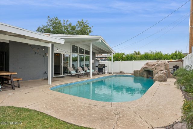 6917 E EARLL Drive, Scottsdale, AZ 85251