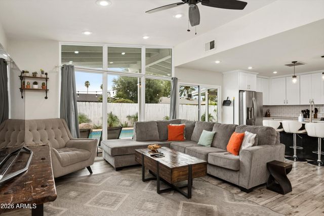6917 E EARLL Drive, Scottsdale, AZ 85251