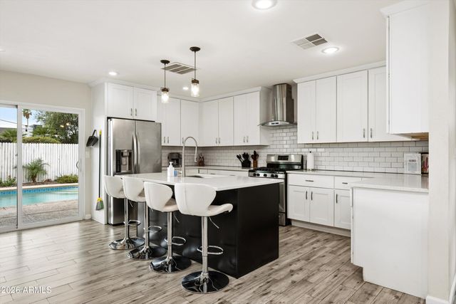 6917 E EARLL Drive, Scottsdale, AZ 85251