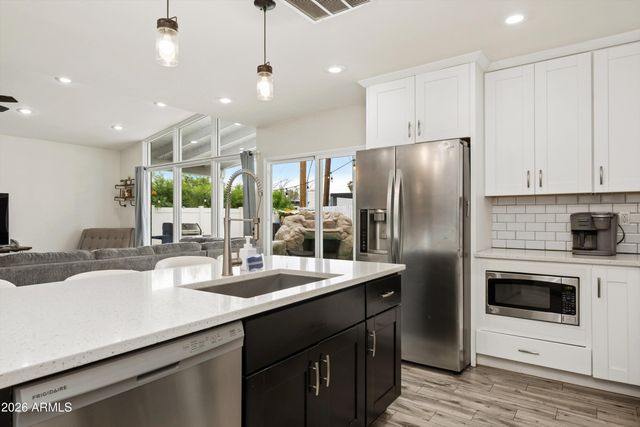 6917 E EARLL Drive, Scottsdale, AZ 85251