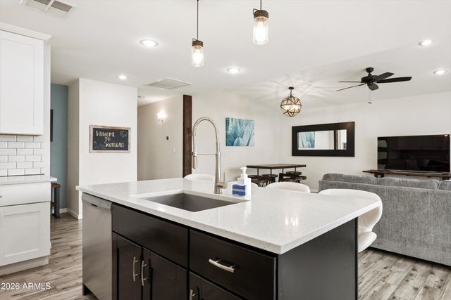 6917 E EARLL Drive, Scottsdale, AZ 85251