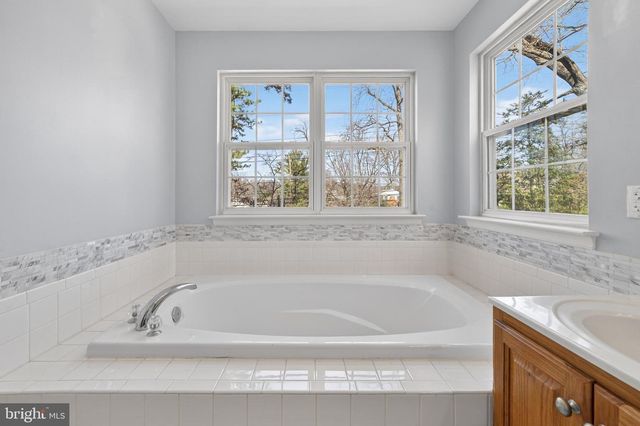 11913 HUNTERS LN, Rockville, MD 20852