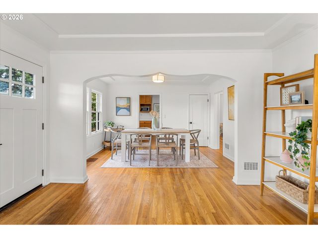 6435 Ne BROADWAY, Portland, OR 97213