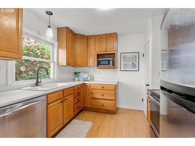 6435 Ne BROADWAY, Portland, OR 97213