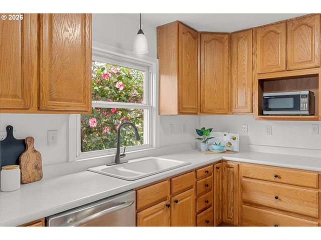 6435 Ne BROADWAY, Portland, OR 97213