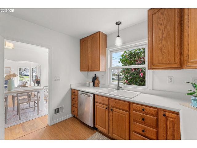 6435 Ne BROADWAY, Portland, OR 97213