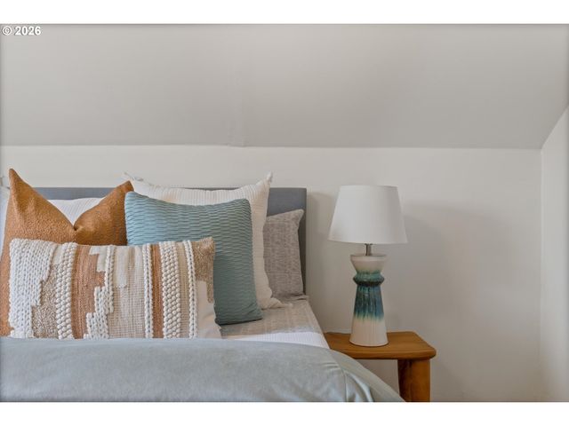 6435 Ne BROADWAY, Portland, OR 97213