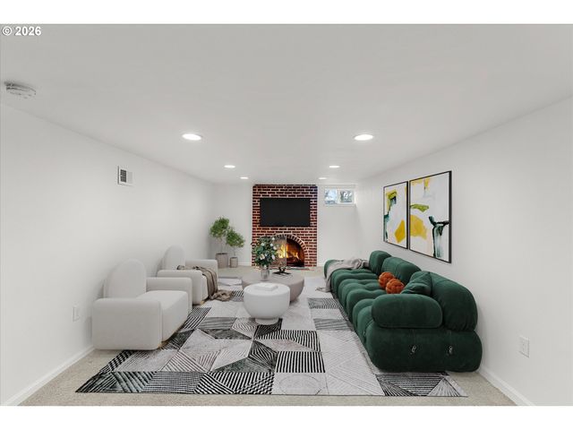 6435 Ne BROADWAY, Portland, OR 97213