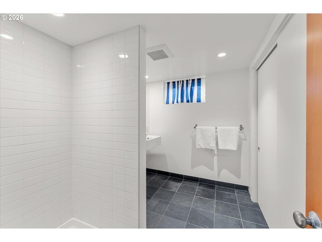 6435 Ne BROADWAY, Portland, OR 97213