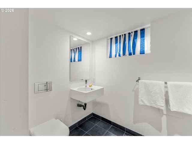 6435 Ne BROADWAY, Portland, OR 97213