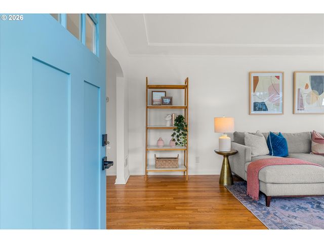 6435 Ne BROADWAY, Portland, OR 97213