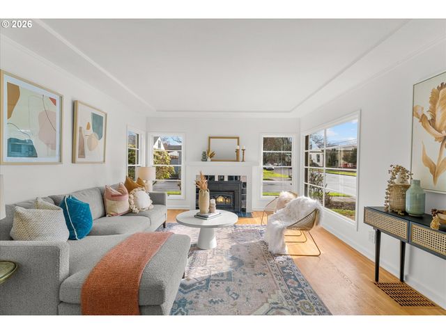 6435 Ne BROADWAY, Portland, OR 97213