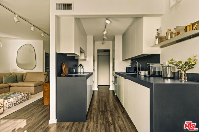 1131 Alta Loma Road 528, West Hollywood, CA 90069