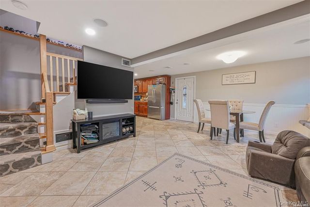 45 Jervis Avenue, Copiague, NY 11726