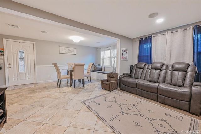 45 Jervis Avenue, Copiague, NY 11726