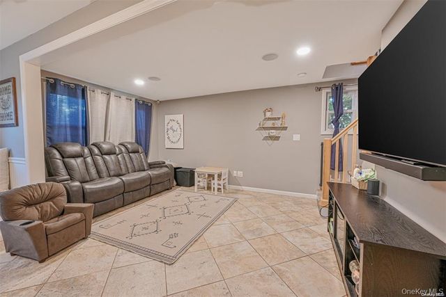 45 Jervis Avenue, Copiague, NY 11726