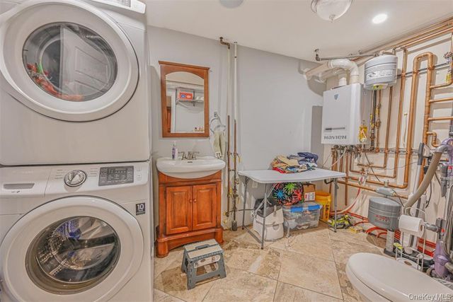 45 Jervis Avenue, Copiague, NY 11726