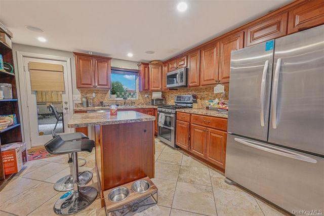 45 Jervis Avenue, Copiague, NY 11726