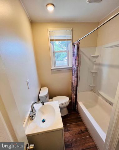 1007 GREEN LN, Levittown, PA 19057