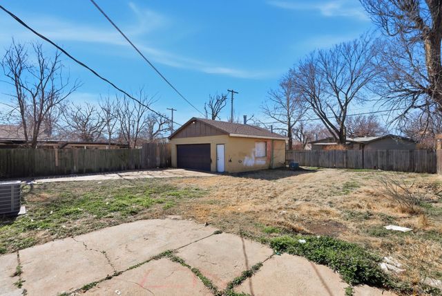 2121 S Vine St, Wichita, KS 67213