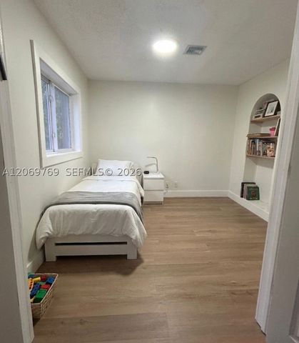 5450 SW 55th Ave 2, Davie, FL 33314