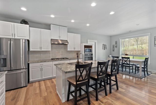 707 Wards Creek Road, Rogue River, OR 97537