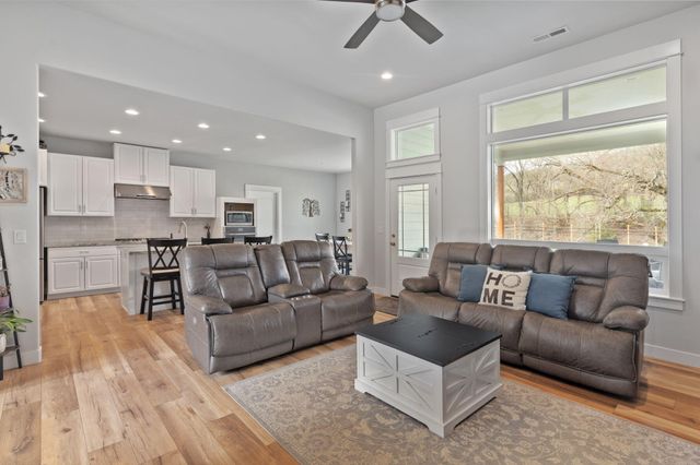 707 Wards Creek Road, Rogue River, OR 97537