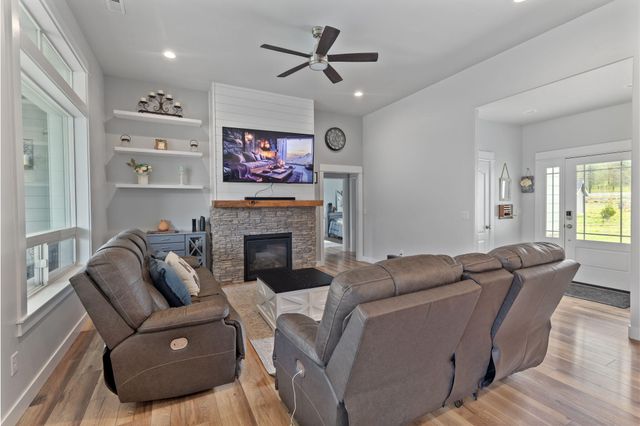 707 Wards Creek Road, Rogue River, OR 97537