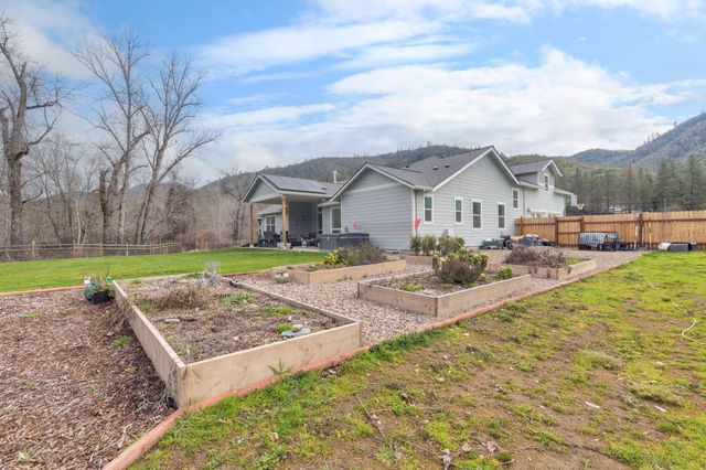 707 Wards Creek Road, Rogue River, OR 97537