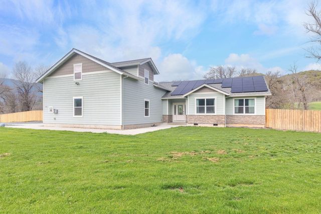 707 Wards Creek Road, Rogue River, OR 97537